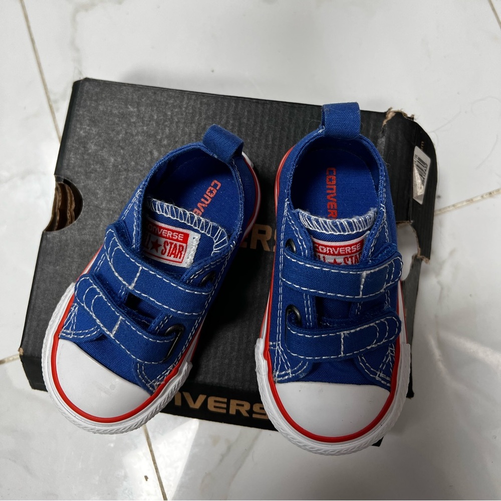 Infant Converse (size 4)
